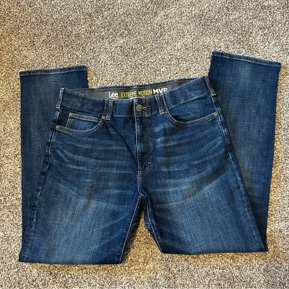 Mens Lee Extreme Motion MVP, Regular Fit Straight Leg, EUC, Dark Wash - Picture 3 of 13